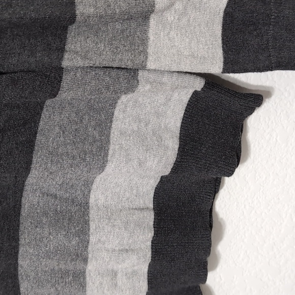 4/$12 2010 Old Navy Striped V-Neck Preppy Sweater size Small - Picture 6 of 13